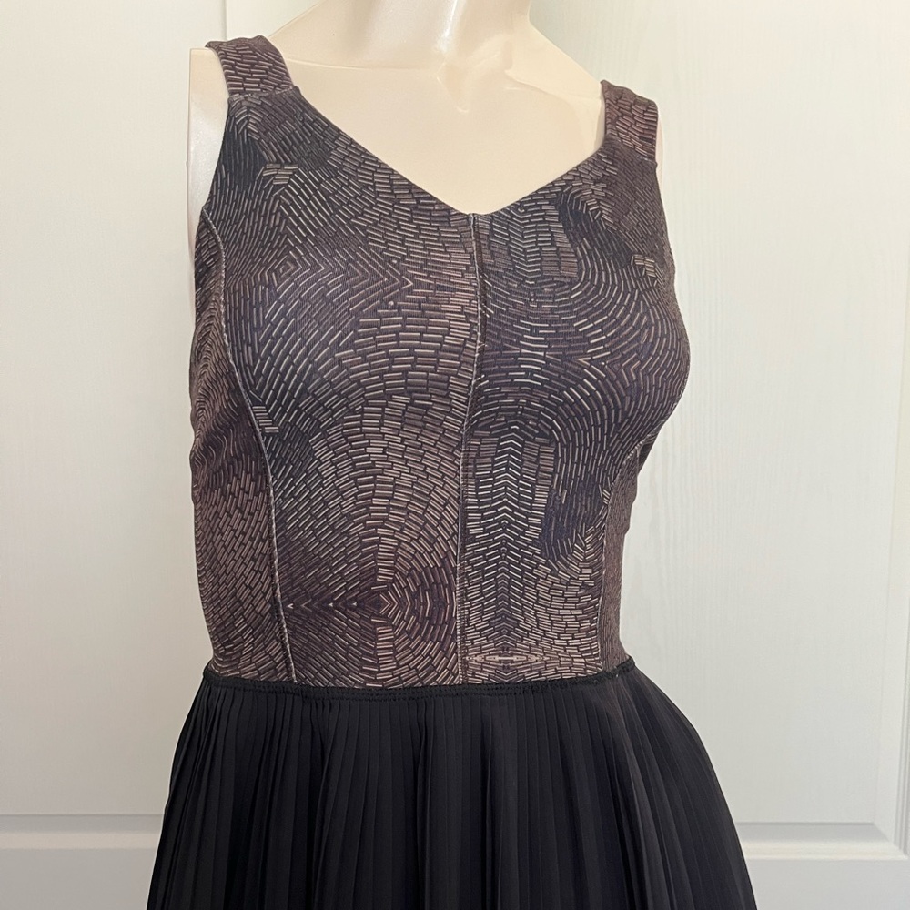 Lululemon tanktop. Rare. Black and bugle like print fabric.